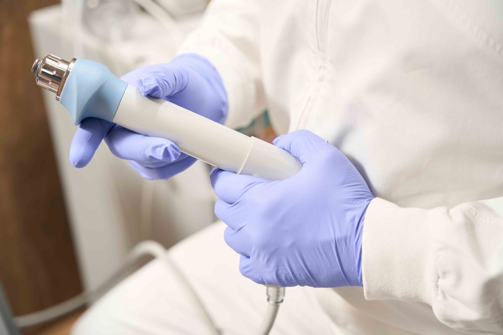 Das Gerät wird bei Verletzungen in Bändern in der Orthopädie verwendet.